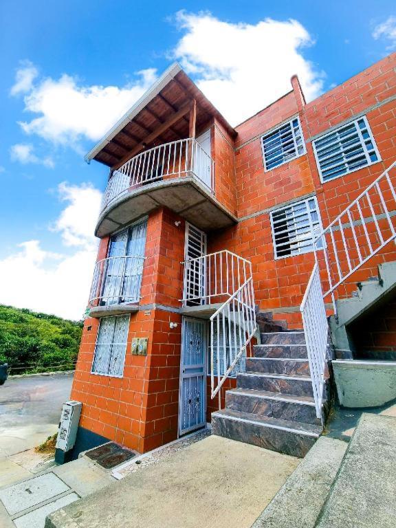 Hostal - Dona Elva A 15 Min Del Aeropuerto Rionegro Bagian luar foto